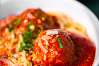Spaghetti mit Fleischbällchen (Quelle: Photo by Jason Leung on Unsplash)