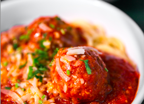 Spaghetti mit Fleischbällchen (Quelle: Photo by Jason Leung on Unsplash)