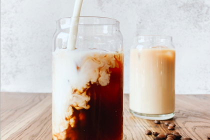 Hafermilch im Kaffee (Quelle: Irene Kredenets on Unsplash)