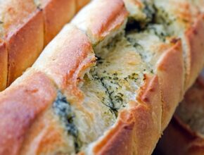 Kräuterbutter-Baguette