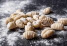 Herbstlicher Gnocchi-Auflauf mit Kürbis und Pilzen
