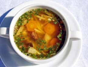 Klassische Nudelsuppe