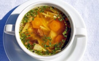 Klassische Nudelsuppe